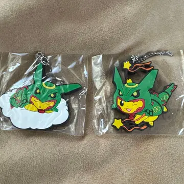 레쿠자 판초를 입은 피카츄 러버 키링 2종 세트