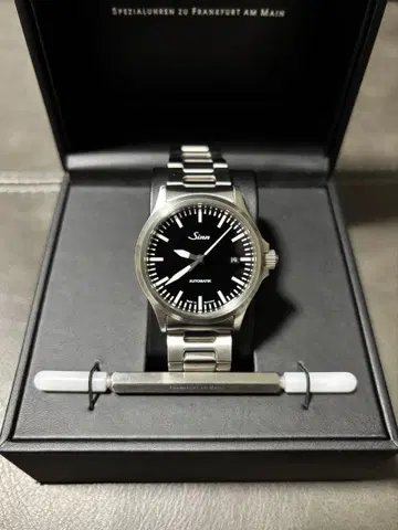 Sinn 556 신형 버클 탑재