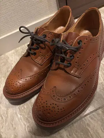 Tricker's 브라운 윙 팁 슈즈