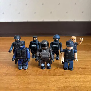 큐브릭 경찰 피규어 9체 세트