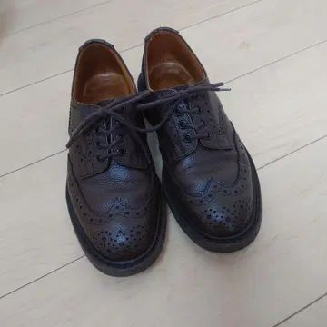 Tricker's 버튼 브라운 윙팁 슈즈