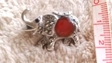 코끼리 모티브 마노 마카사이트 브로치