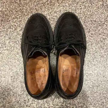 Trickers 블랙 윙팁 드레스 슈즈