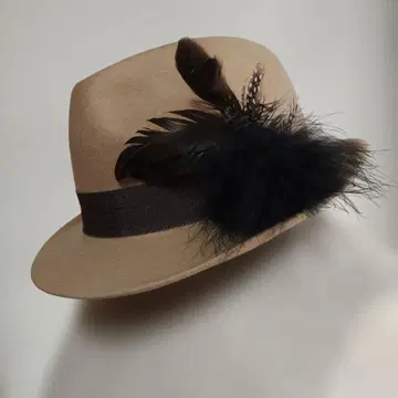 깃털 장식 베이지 울 펠트 중절모 새상품급