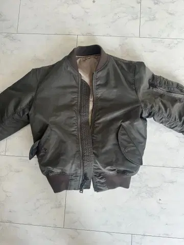 AVIREX MA-1 세임 컬러 로고 플라이트 자켓