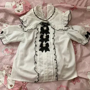 LIZLISA 리즈리사 3개 리본 하트 초커 블라우스 반팔 블랙