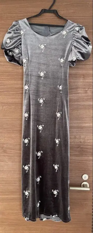 그레이 플라워 자수 벨벳 원피스