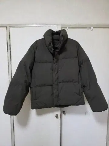 유니클로 카키 계열 그린 계열 M 사이즈 다운 자켓