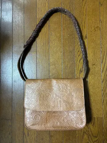 golden goose 골든구스 엠보싱 가공 가죽 숄더백