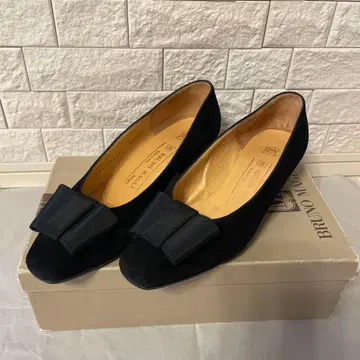 브루노말리 리본 포함 블랙 스웨이드 펌프스