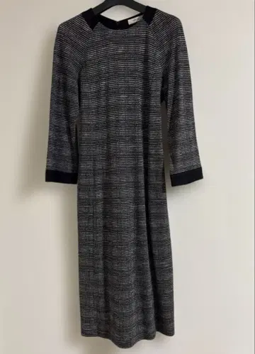 PINORE 이소재 긴팔 무릎 기장 원피스