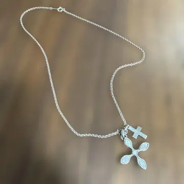 ripvanwinkle 실버 크로스 플라워 모티브 목걸이