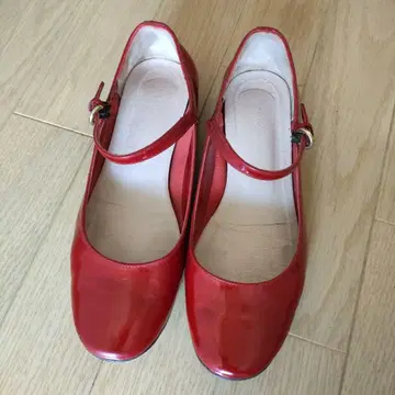 FABIO RUSCON 파비오 루스코니 에나멜 스트랩 펌프스