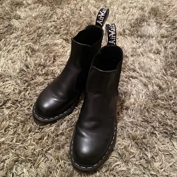 Dr. Martens 2976 화이트 스티치 첼시 부츠 블랙