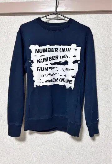 넘버 나인 네이비 맨투맨