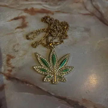 마리화나 목걸이!