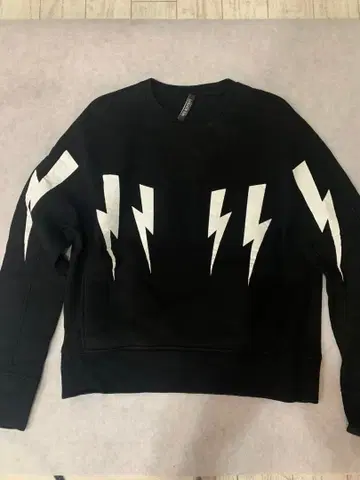 닐바렛 번개 패턴 니트 M 사이즈