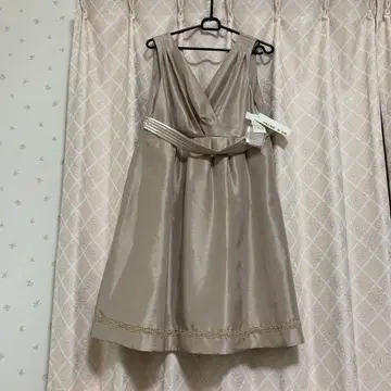 새상품 Palme d'Or 베이지 V넥 A라인 드레스