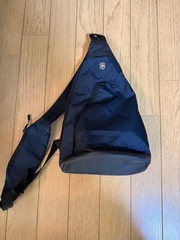 Victorinox 네이비 슬링백