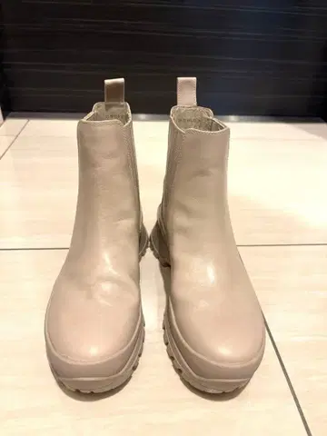 베이지 가죽 사이드 고어 부츠 비브람 밑창