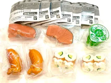 7개 기다림 도시락의 경우 구운 연어 소시지 어묵 오이 젤리 가챠