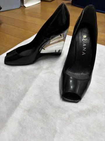 DIANA 블랙 에나멜 오픈토 클리어 웨지힐