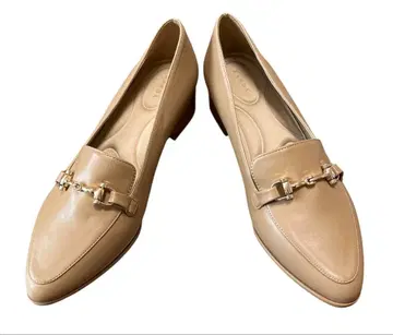 [ 새상품급 ] RANDA 로퍼 LL 베이지 비트 금장 장식 플랫 펌프스