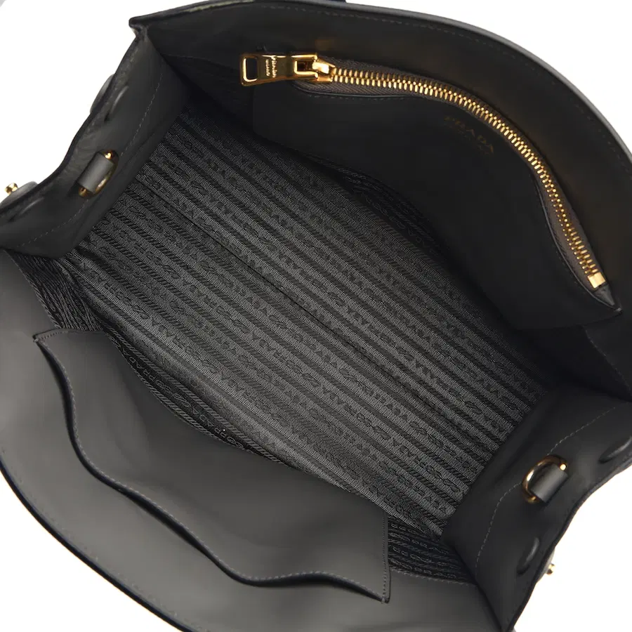 普拉达（Prada）Monochrome Saffiano 中号单肩包，中灰色