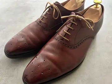 가격 인하 크로켓 앤 존스 메달리온 가죽 신발