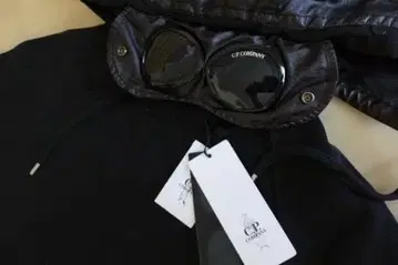 새상품 이탈리아제 정품 CP COMPANY 고글 포함 블랙 후드티