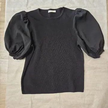 아베닐 에투알 블랙 반팔 퍼프 슬리브 니트