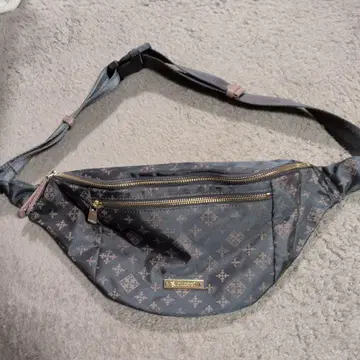 러셋 모노그램 패턴 힙색 브라운