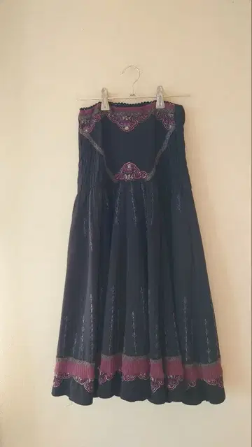 OZZ ONESTE 오즈 오네스트 자수 미디 스커트 블랙 x 퍼플