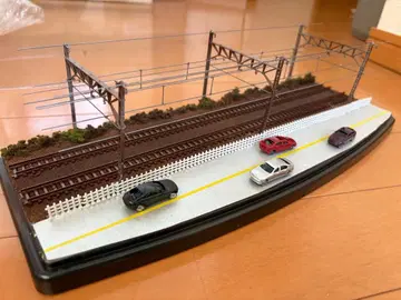 철도 모형 선로와 도로의 디오라마