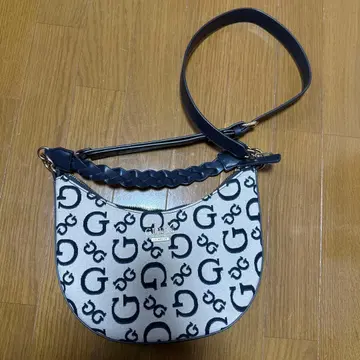 GUESS 가방 초승달 모양 숄더백