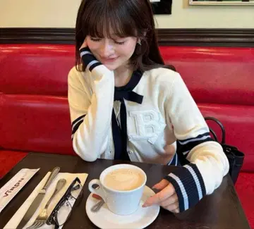 Bibiy 팝업 한정판 가디건 B.CLUB TIE CARDIGAN