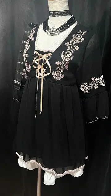 CECIL McBEE 자수 원피스 블랙 프론트 레이스업 걸리시