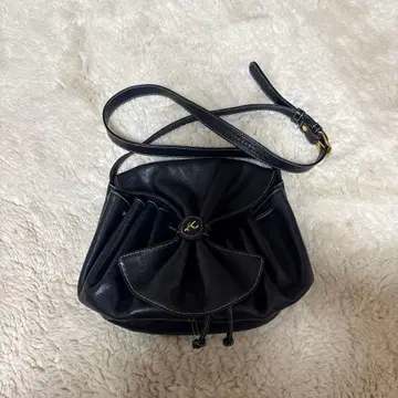 키타무라 네이비 가죽 숄더백 드로우 스트링 디자인