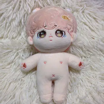 무속성 옷 갈아입기 핑크색 머리카락의 울먹이는 봉제 인형