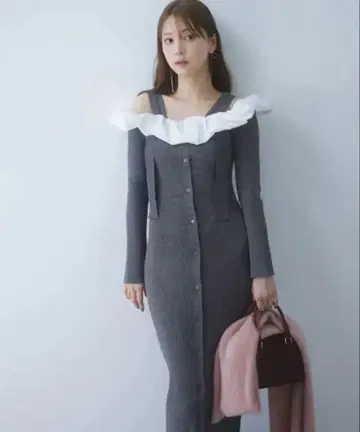 snidel 프릴 도킹 오프숄더 니트 원피스