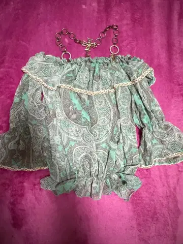 d.i.a 페이즐리 무늬 오프숄더 블라우스