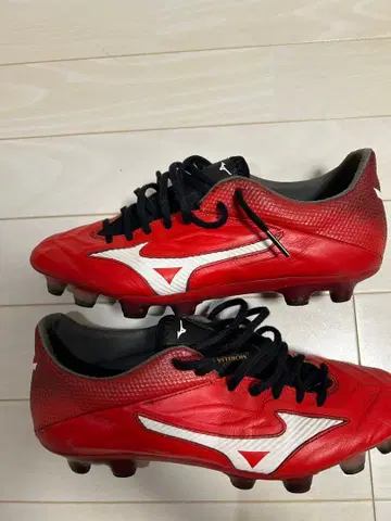 미즈노 레뷸라 레드 축구화