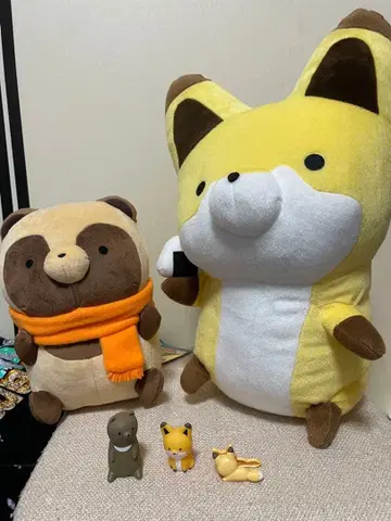너구리와 여우의 봉제 인형과 피규어 세트