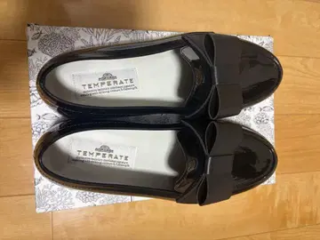 TEMPERATE 템퍼레이트 블랙 에나멜 로퍼 펌프스 24.5 40