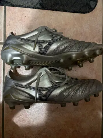 미즈노 축구화 스파이크 실버