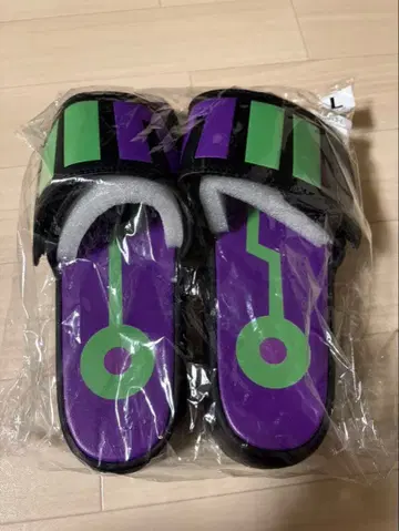 계속 한밤중이면 좋을 텐데. 니라 샌들