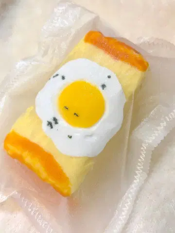 계란 프라이 토스트 스퀴즈 타바스코 스퀴즈 반짝이 봉투