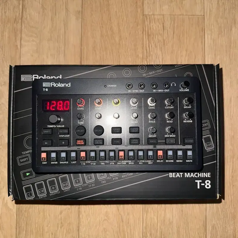 Roland aira t-8 롤랜드 아이라 t-8 드럼머신 및 신디사이