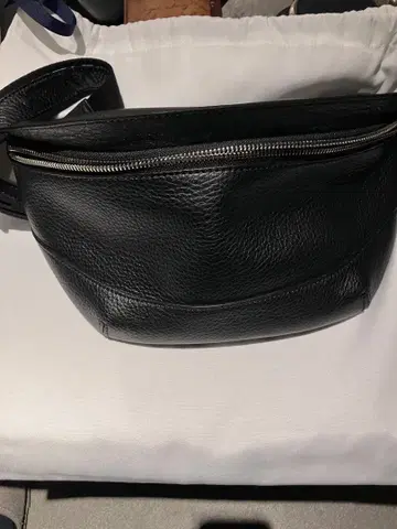 PELLE MORBIDA 블랙 가죽 바디백 MB057