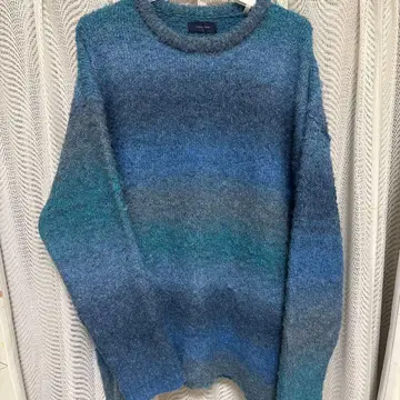 블루 그라데이션 보더 무늬 스웨터